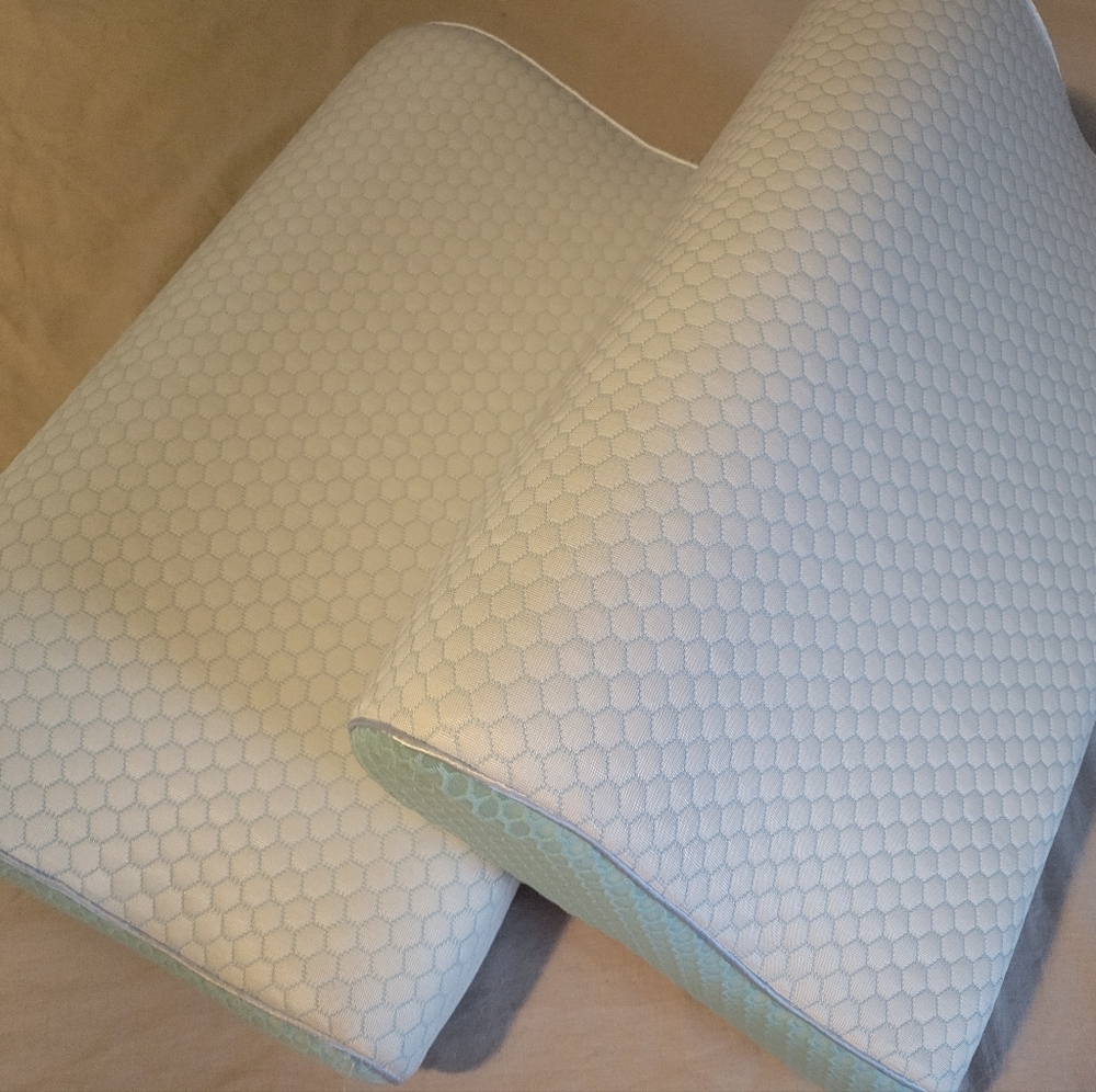 *Never used* Contoured Memory Foam pillows